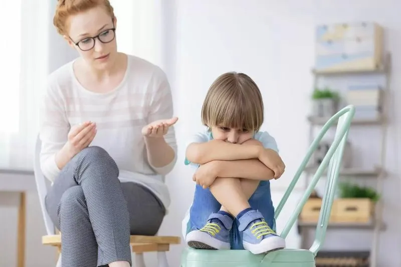 Czy nauczyciel może uczyć własne dziecko? Zasady i wyjątki prawne