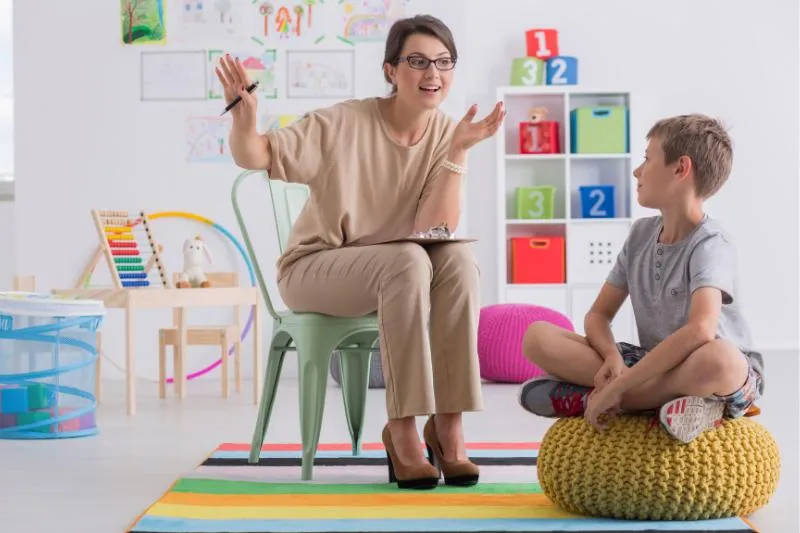 Czy pedagog szkolny to rzeczywiście nauczyciel? Poznaj różnice między prawami a obowiązkami