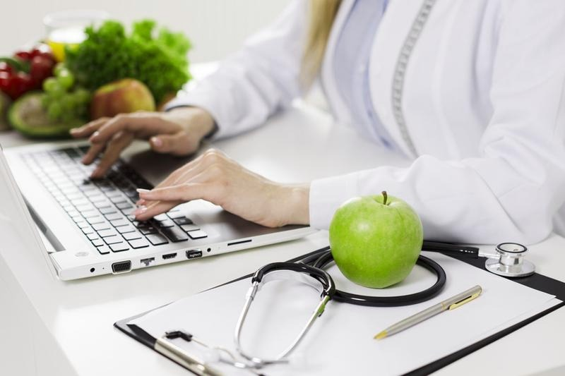 Dietetyk po studiach podyplomowych – możliwości pracy i rozwoju