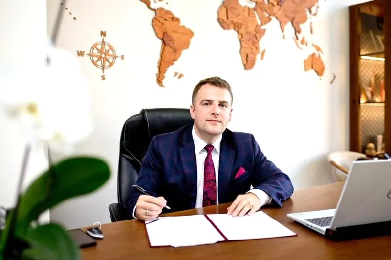 Dyrektor szkoły jako wychowawca – jak przepisy kształtują jego rolę?