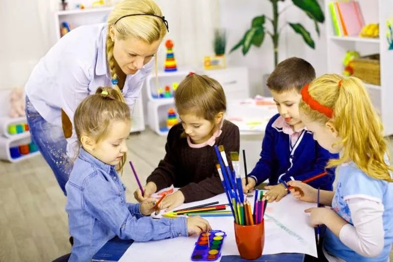 Ile zarabia wychowawca świetlicy szkolnej? Odkryj zaskakujące fakty o pensjach tej profesji!