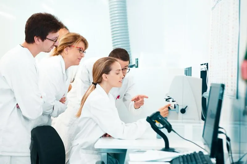 Mikrobiologia po studiach: odkryj fascynujące ścieżki kariery, które na Ciebie czekają