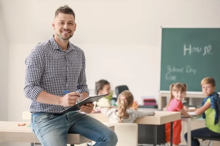 Nauczyciel nauczania początkowego czy edukacji wczesnoszkolnej: czym się różnią role i kompetencje