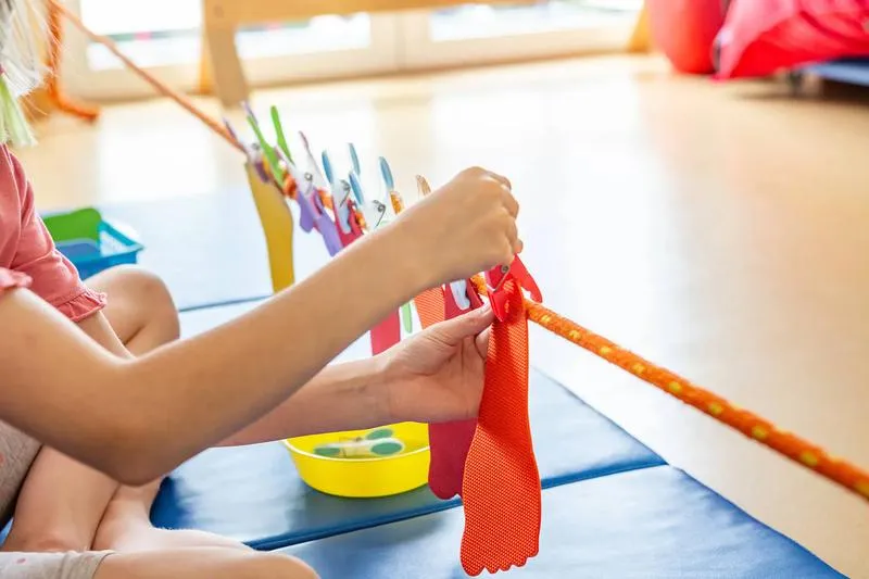 Zabawa i rozwój: Przykładowe zajęcia z terapii ręki dla lepszej motoryki dziecka