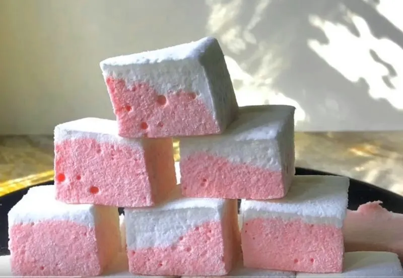 Zabawa z piankami marshmallow: Odkryj fizyczne eksperymenty w swoim domu