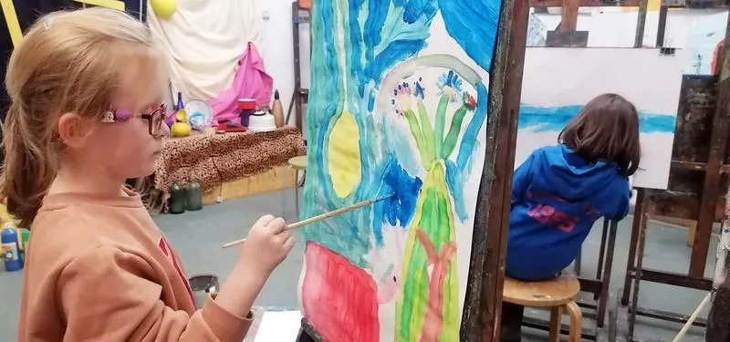 Zajęcia z rysunku dla dzieci: Jak wybrać odpowiedni kurs i zrozumieć koszty oraz korzyści rozwoju?